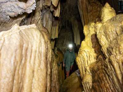 Avanziamo quindi con cautela, fiancheggiando stretti incavi nella roccia e grosse stalagmiti, mentre veniamo sovrastati da �cortine� e stalattiti